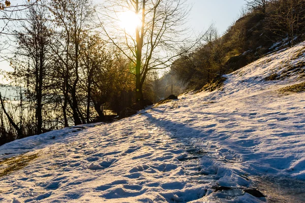 Belo nascer do sol de inverno no rio — Fotografia de Stock