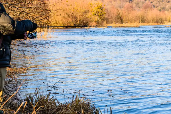 Pescador en la orilla del río — Foto de Stock