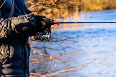 Nehir kıyısındaki balıkçı