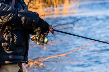 Nehir kıyısındaki balıkçı