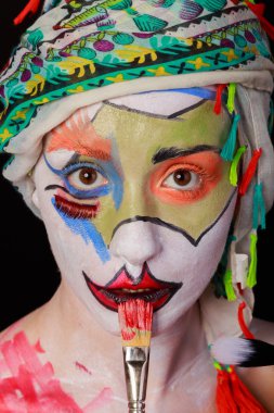 Sanat makyaj. Güzel kadın portre makyajlı, yakın çekim