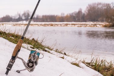 Balık tutma iplik Nehri üzerinde arka plan muhteşem manzara