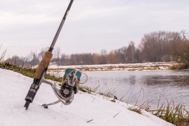 Balık tutma iplik Nehri üzerinde arka plan muhteşem manzara