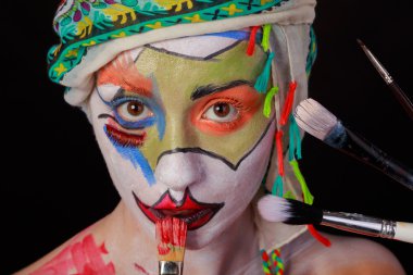 Sanat makyaj. Güzel kadın portre makyajlı, yakın çekim