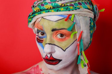 Sanat makyaj. Güzel kadın portre makyajlı, yakın çekim