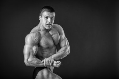 Farklı poz vücut geliştirmeci onların kas gösteren teşkil etmektedir. Karanlık bir arka plan üzerinde hata oluştu. Erkek gösteren kaslar zorlayarak. Güzel kas vücut atlet.