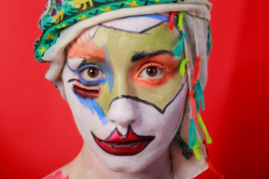 Sanat makyaj. Güzel kadın portre makyajlı, yakın çekim