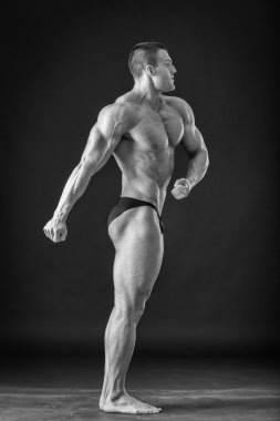 Farklı poz vücut geliştirmeci onların kas gösteren teşkil etmektedir. Karanlık bir arka plan üzerinde hata oluştu. Erkek gösteren kaslar zorlayarak. Güzel kas vücut atlet.