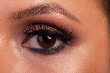 Büyük profesyonel makyaj gözleri. Glitter, göz farı, fosforlu kalem, göz kalemi. Kız yakın çekim göz.