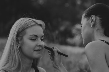 Kalıcı makyaj açık havada üzerinde çalışmak.