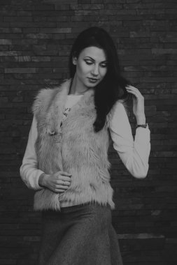 Güzel bir kızın siyah beyaz fotoğrafı.