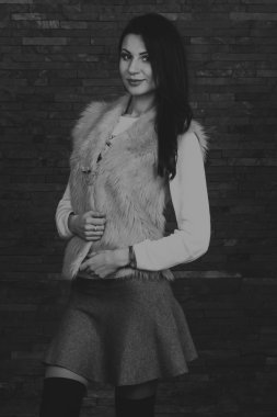 Güzel bir kızın siyah beyaz fotoğrafı.