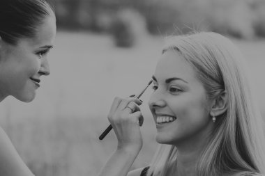 Kalıcı makyaj açık havada üzerinde çalışmak.