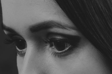 Güzel bir kızın siyah beyaz fotoğrafı.