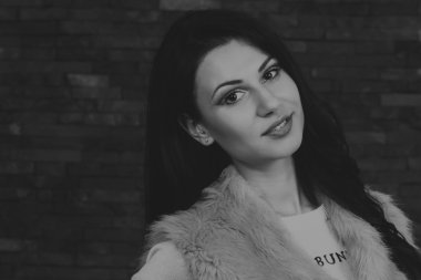 Güzel bir kızın siyah beyaz fotoğrafı.