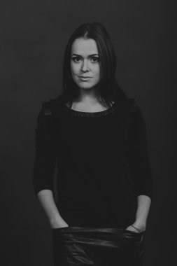 Güzel bir kızın siyah beyaz fotoğrafı.