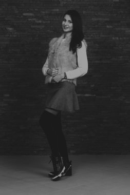 Güzel bir kızın siyah beyaz fotoğrafı.