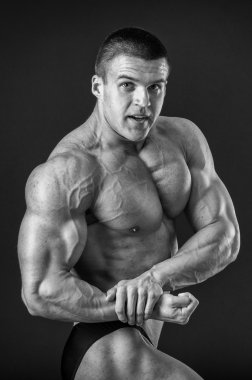 Farklı poz vücut geliştirmeci onların kas gösteren teşkil etmektedir. Karanlık bir arka plan üzerinde hata oluştu. Erkek gösteren kaslar zorlayarak. Güzel kas vücut atlet.