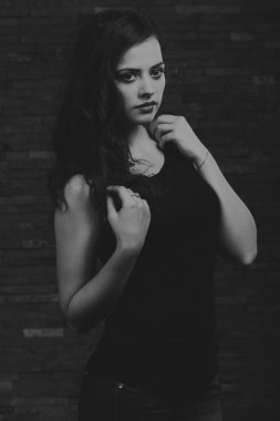 Güzel bir kızın siyah beyaz fotoğrafı.