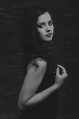 Güzel bir kızın siyah beyaz fotoğrafı.