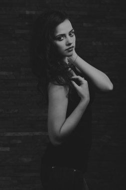 Güzel bir kızın siyah beyaz fotoğrafı.