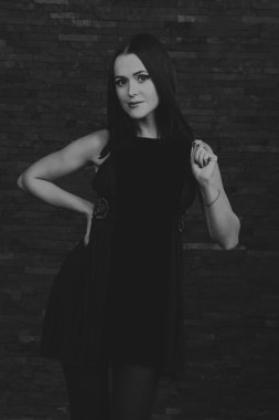 Güzel bir kızın siyah beyaz fotoğrafı.