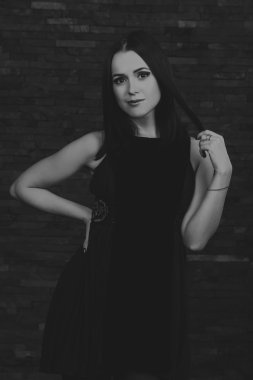 Güzel bir kızın siyah beyaz fotoğrafı.