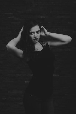 Güzel bir kızın siyah beyaz fotoğrafı.