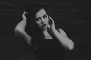 Güzel bir kızın siyah beyaz fotoğrafı.