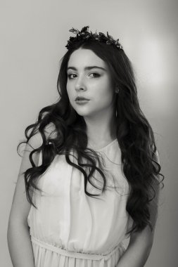 Genç bir kadının güzel siyah beyaz portre