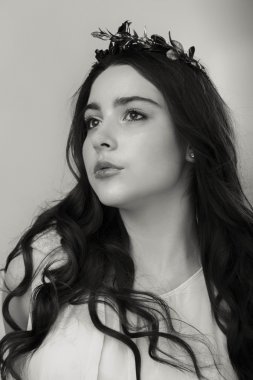 Genç bir kadının güzel siyah beyaz portre