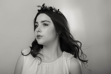 Genç bir kadının güzel siyah beyaz portre