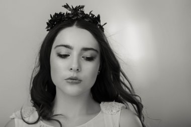 Genç bir kadının güzel siyah beyaz portre