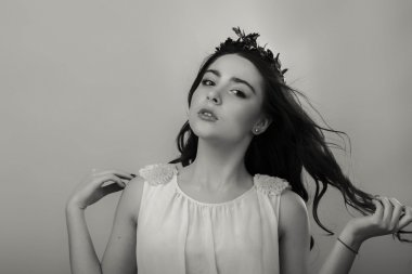 Genç bir kadının güzel siyah beyaz portre