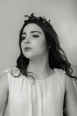 Genç bir kadının güzel siyah beyaz portre