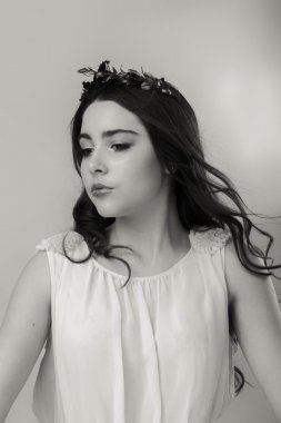 Genç bir kadının güzel siyah beyaz portre