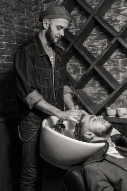 Temizleme kafası berber dükkanı. Baş berber temizlik. Baş istemci yıkama berber. Salonların baş istemciye yıkama.