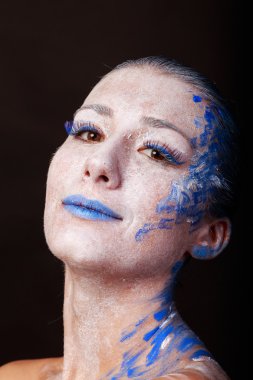 Sanat makyaj. Güzel kadın portre makyajlı, yakın çekim