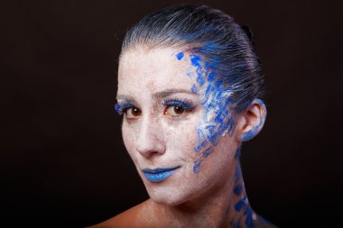 Sanat makyaj. Güzel kadın portre makyajlı, yakın çekim