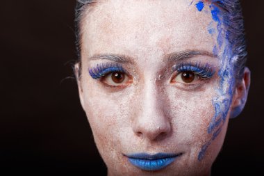 Sanat makyaj. Güzel kadın portre makyajlı, yakın çekim