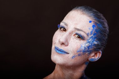 Sanat makyaj. Güzel kadın portre makyajlı, yakın çekim