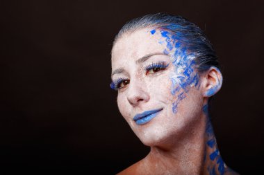 Sanat makyaj. Güzel kadın portre makyajlı, yakın çekim