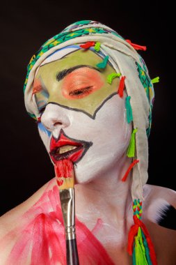 Sanat makyaj. Güzel kadın portre makyajlı, yakın çekim