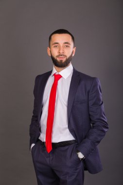 İş takım elbiseli genç şık işadamı.