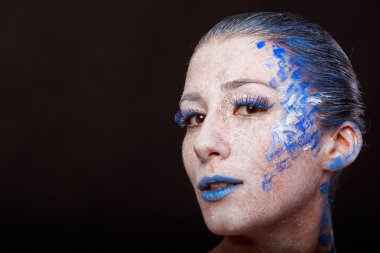 Sanat makyaj. Güzel kadın portre makyajlı, yakın çekim