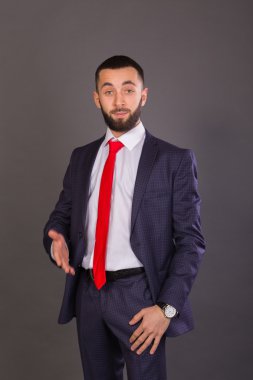 İş takım elbiseli genç şık işadamı.