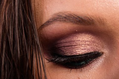 Güzel kadın göz yakın çekim. profesyonel makyaj.