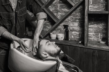 Temizleme kafası berber dükkanı. Baş berber temizlik. Baş istemci yıkama berber. Salonların baş istemciye yıkama.