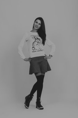 Karanlık bir arka plan üzerinde güzel, gizemli, şirin esmer. Siyah ve beyaz fotoğraf güzel gizemli esmer.