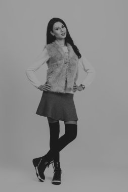 Karanlık bir arka plan üzerinde güzel, gizemli, şirin esmer. Siyah ve beyaz fotoğraf güzel gizemli esmer.